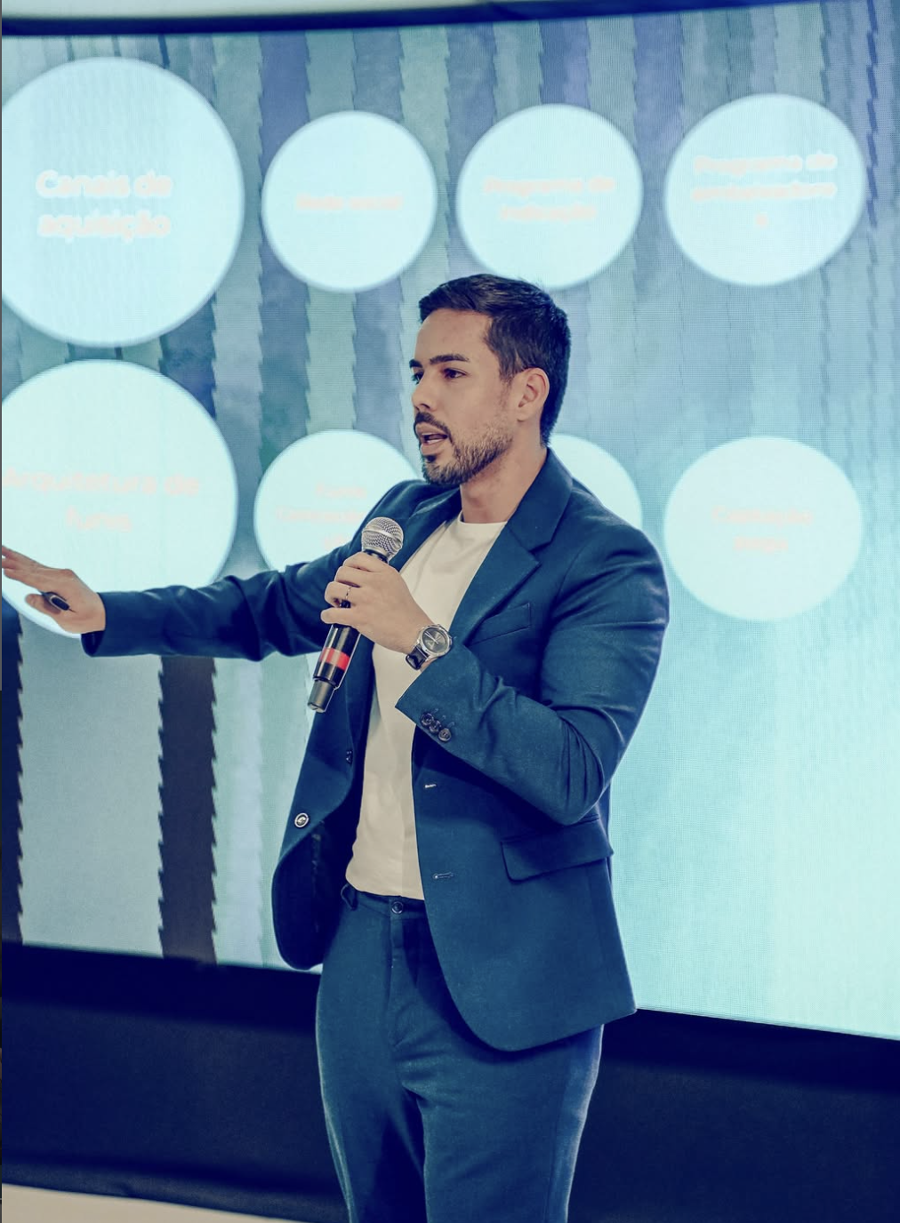 Emerson Castro apresentando a arquitetura de funis no palco